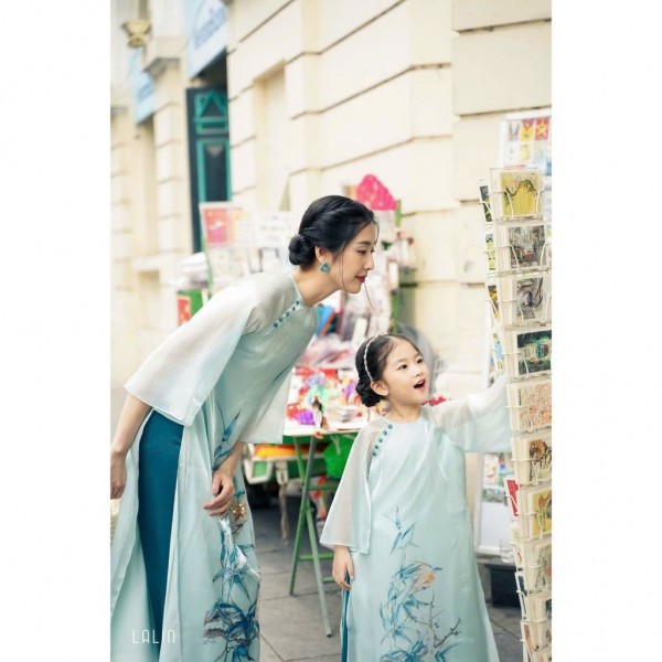 Áo dài mẹ và bé màu xanh pastel họa tiết đính nổi Thuyền Quyên áo dài cách tân đôi gia đình vải organza - AD023